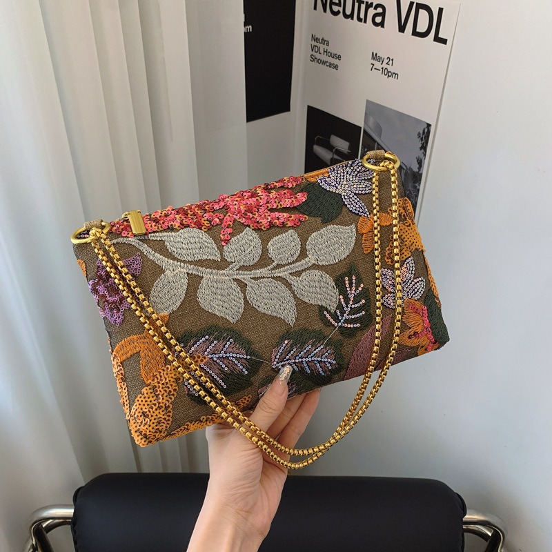 Embroidery Bali - Torebka kopertówka z cekinami i haftem