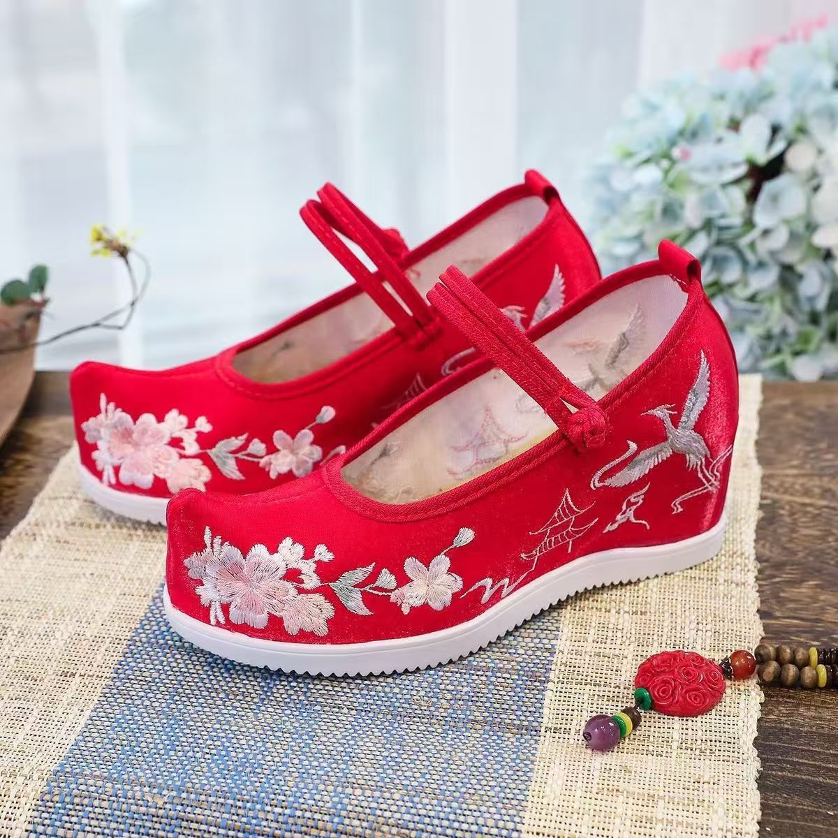Damskie buty z haftem wewnątrz – Embroidery Fabric recenzja i cena