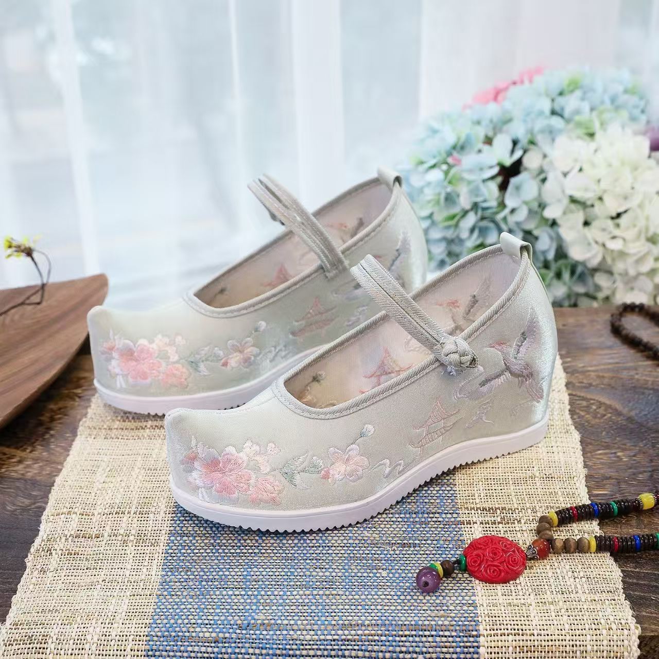 Damskie buty z haftem wewnątrz – Embroidery Fabric recenzja i cena