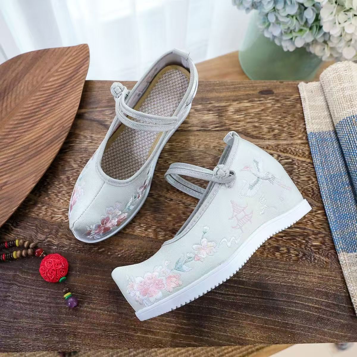 Damskie buty z haftem wewnątrz – Embroidery Fabric recenzja i cena
